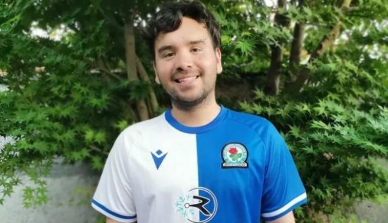 Tiktoker que creó canción de Ben Brereton ya está en Inglaterra tras invitación de hinchas de Blackburn