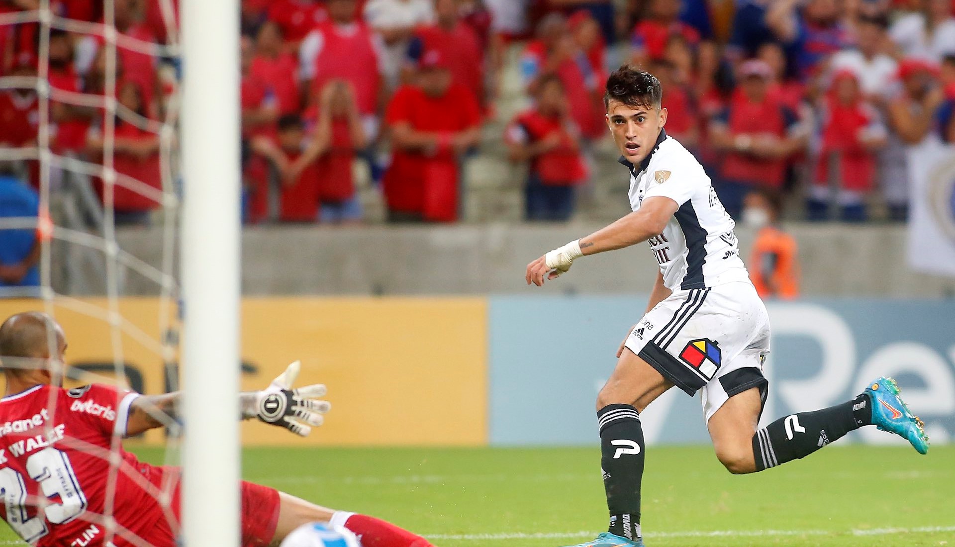 Solari anotó un golazo en gran contragolpe para aumentar la ventaja de Colo Colo sobre Fortaleza