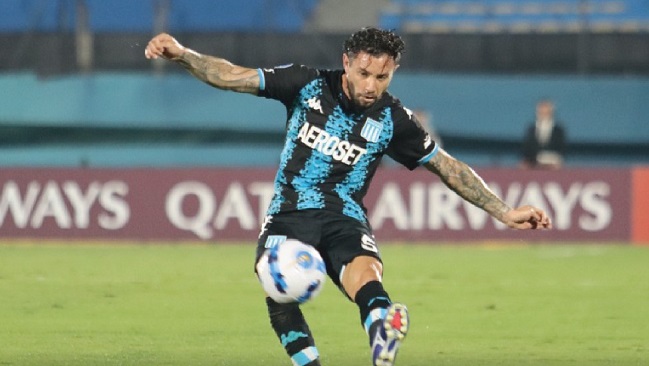 Eugenio Mena salió con molestias en victoria de Racing sobre River de Uruguay por Copa Sudamericana