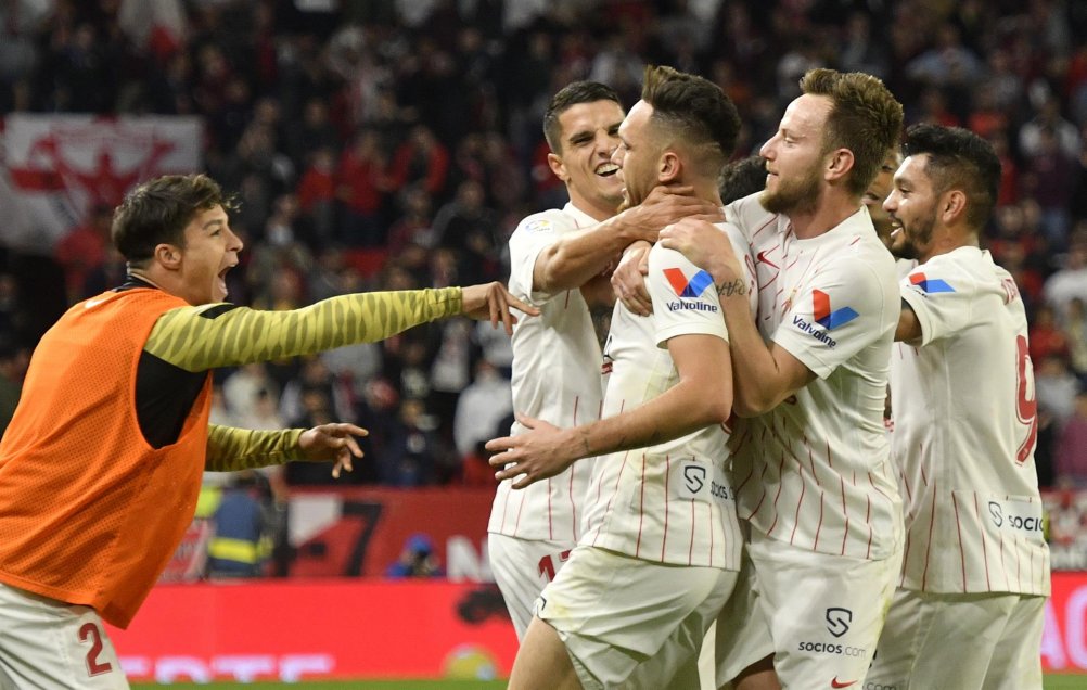 Sevilla venció con agónicos dos goles a Granada y se aferró a zona de Champions