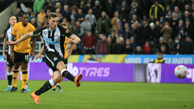 Newcastle volvió a los triunfos a costa de Wolves gracias a un penal de Chris Wood