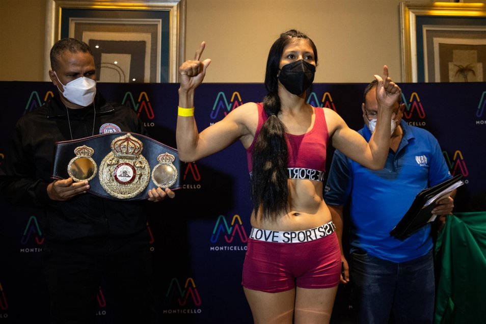 La ceremonia de pesaje de Daniela “Leona” Asenjo antes de pelear por el título mundial