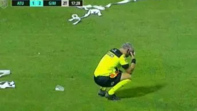 Juez de línea fue agredido con un proyectil en el fútbol argentino