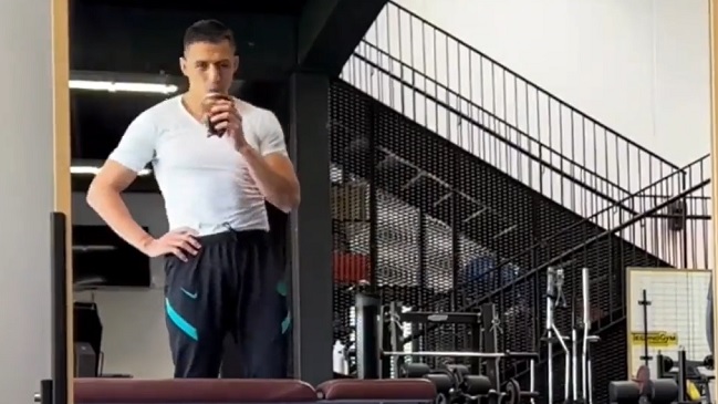 Con mate y ejercicios: La activación matinal de Alexis Sánchez