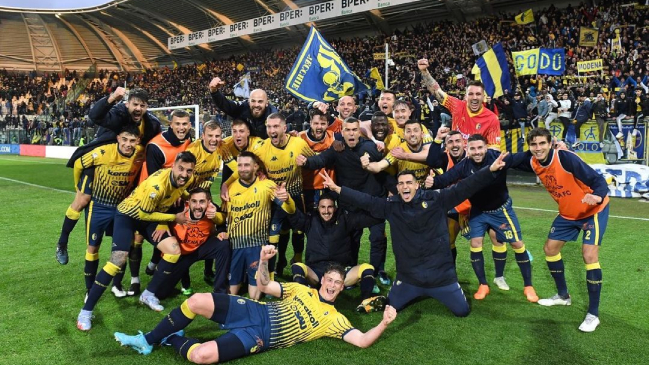 Arquero anotó golazo en agónico triunfo que le dio el ascenso a Modena en Italia