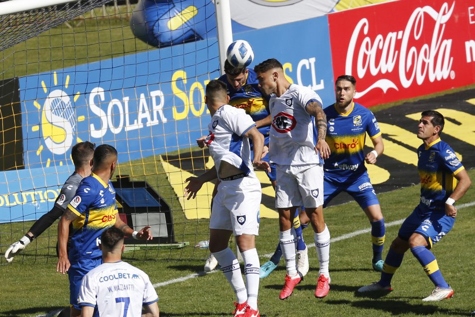 Everton sufrió con caída ante Huachipato en un accidentado duelo en Sausalito
