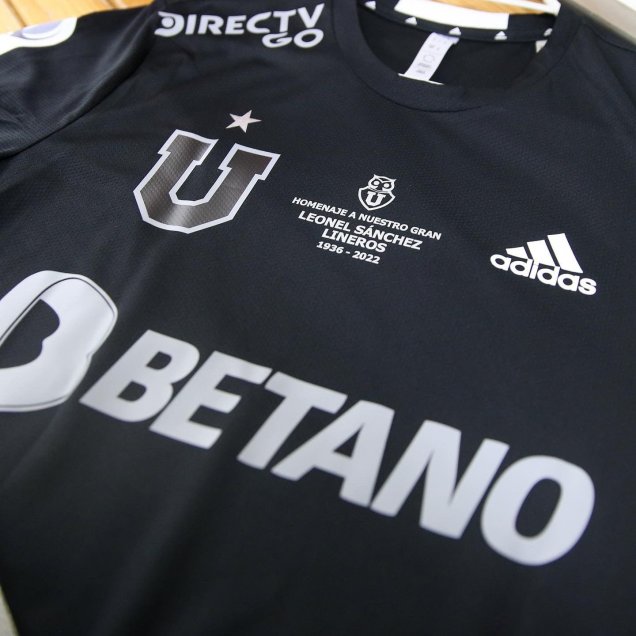 La U saltó a la cancha contra Coquimbo con una vestimenta negra en honor a Leonel Sánchez