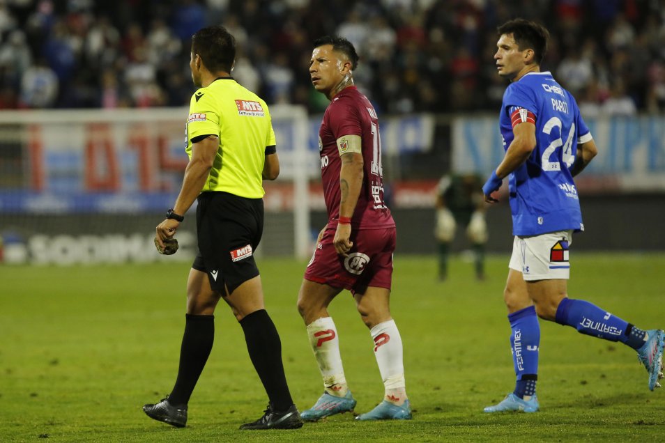 La enorme piedra arrojada por barristas de la UC en el duelo ante La Serena en San Carlos