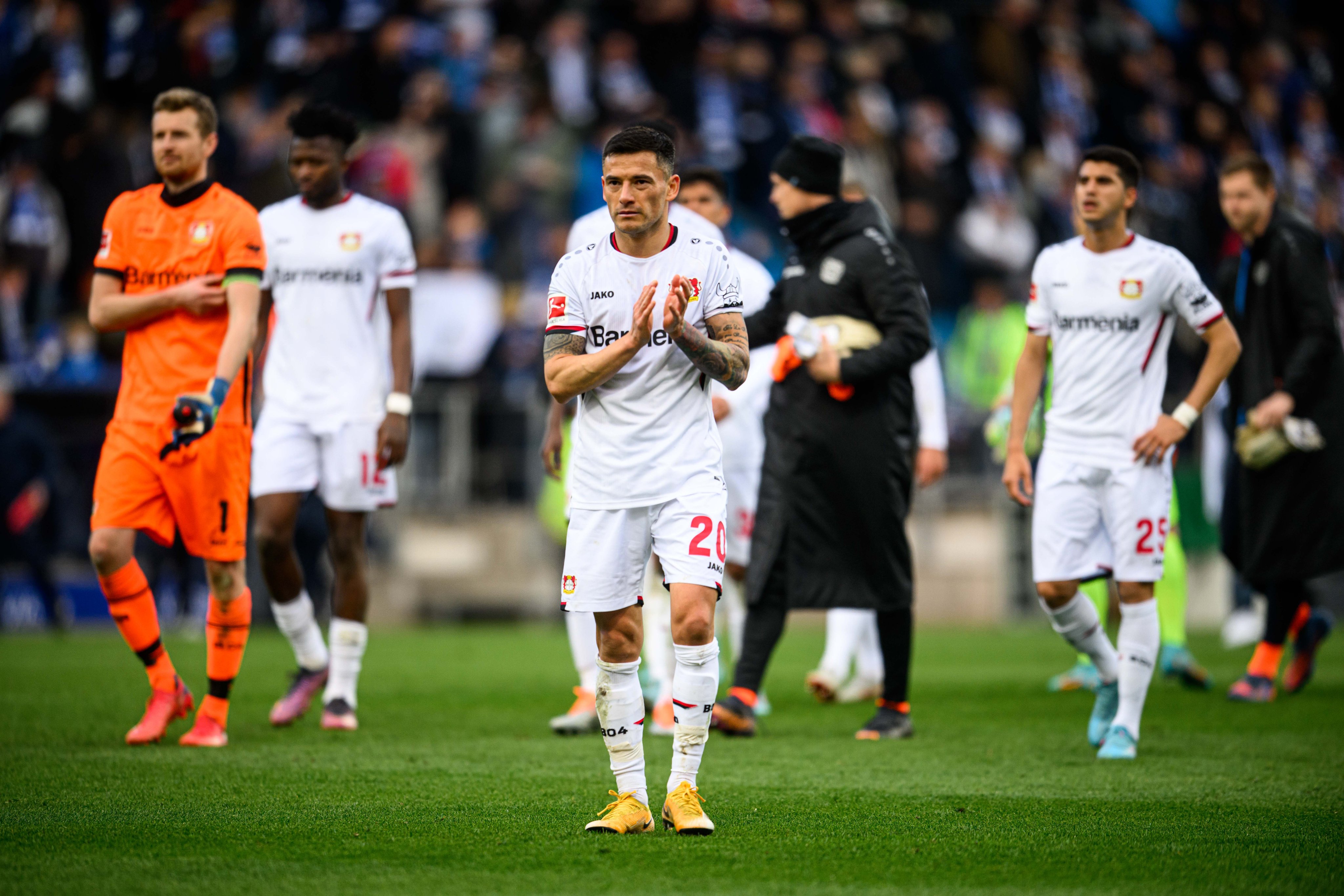 Bayer Leverkusen sólo empató ante Bochum con Charles Aránguiz como titular