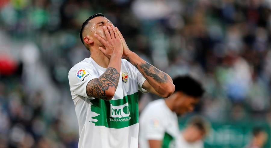 Enzo Roco sufrió en cancha la derrota de Elche ante Real Sociedad en la liga española