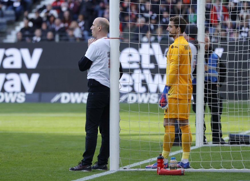 Hinchas se ataron a un arco como protesta en medio del partido entre Frankfurt y Friburgo