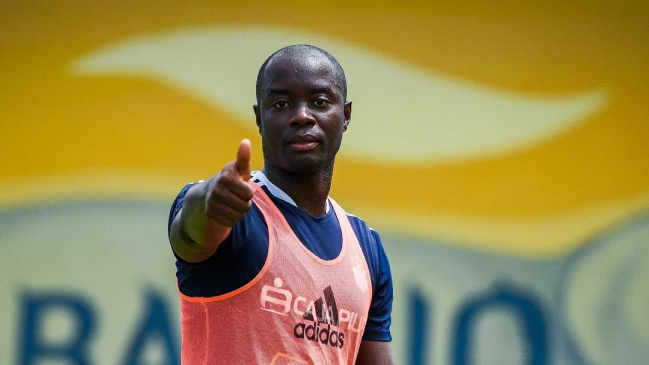 Delantero de Sporting Cristal se enfrascó en una discusión con hinchas en su llegada a Chile