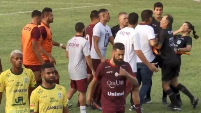 DT brasileño fue despedido por su club tras dar un cabezazo a una jueza de línea