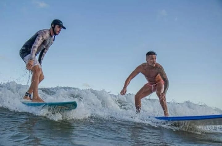 Javier Parraguez se lució surfeando en las playas de Brasil
