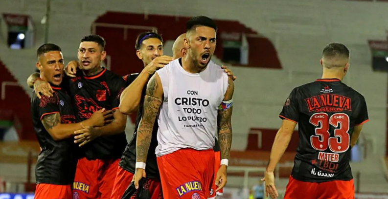 Iván Tapia lideró con gol y asistencia la remontada de Barracas Central sobre Huracán