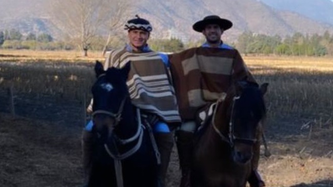 El saludo corralero de Leonardo Gil al cumpleañero César Fuentes