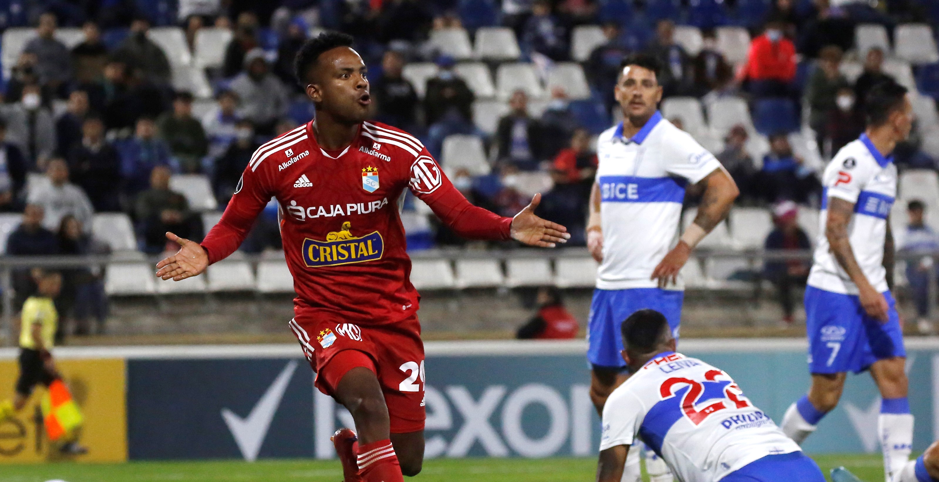 La defensa de la UC se durmió y Nilson Loyola encontró el empate para Sporting Cristal