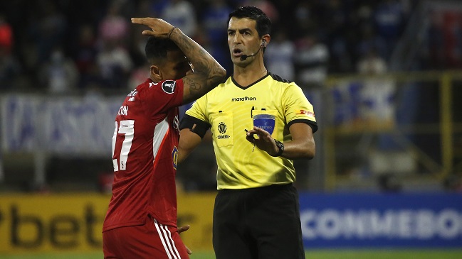 Prensa uruguaya criticó al juez Leodán González por su error en penal a favor de la UC