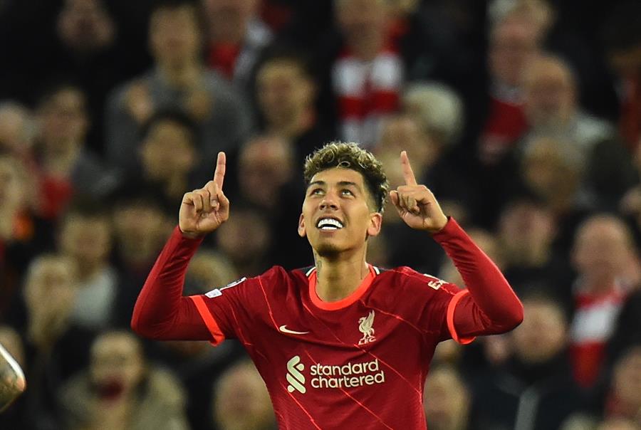 Roberto Firmino comandó a Liverpool con un doblete en empate ante Benfica para avanzar en Champions