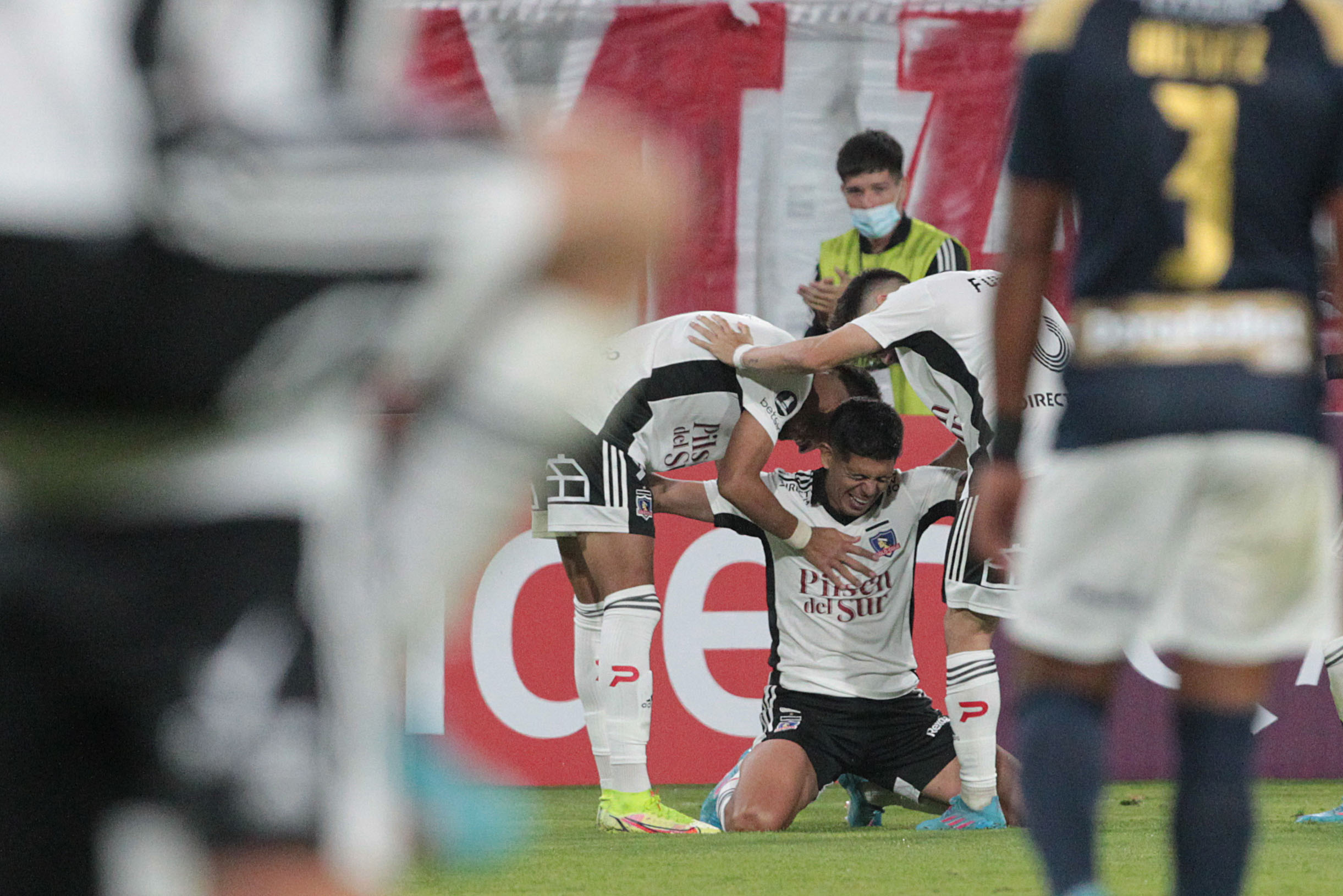 Suazo la armó y Pavez anotó un golazo para Colo Colo ante Alianza Lima