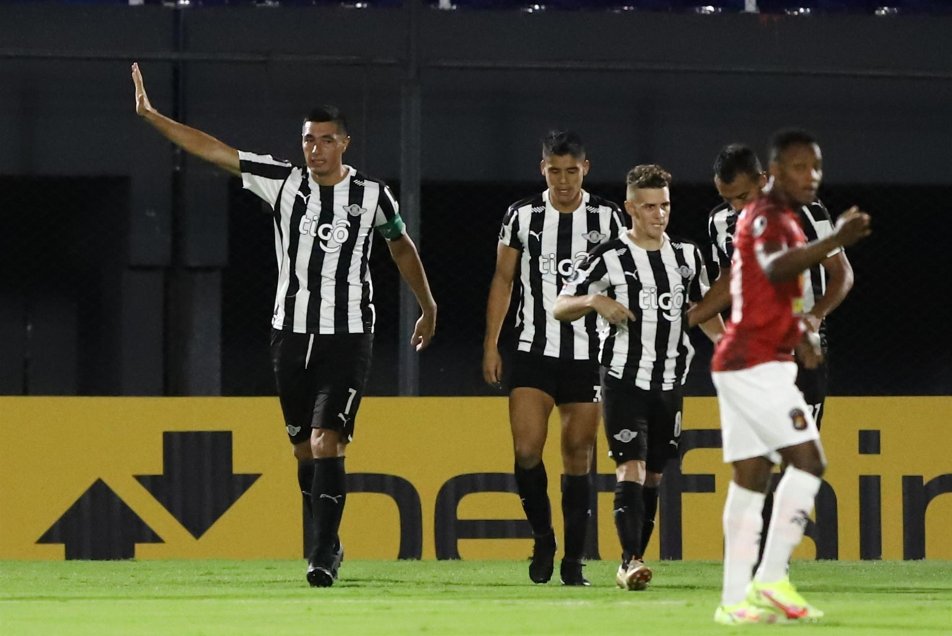 Libertad impuso sus condiciones en el Defensores del Chaco y venció a Caracas por la Libertadores