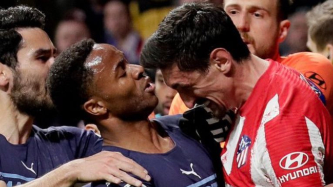 ¿Y el VAR? Savic quedó impune tras darle un cabezazo a Sterling y tirarle el pelo a Grealish