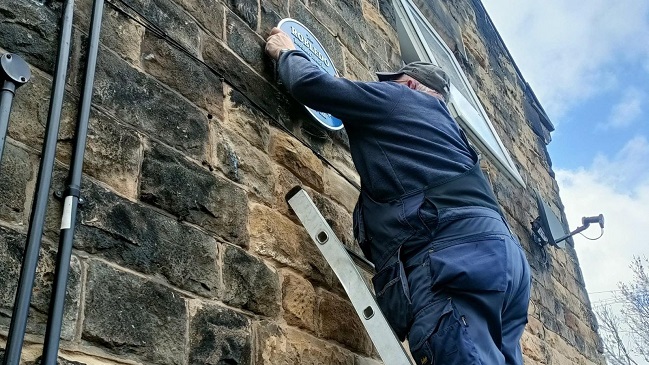 Inauguraron placa conmemorativa de Jorge Robledo en Inglaterra el día de su natalicio