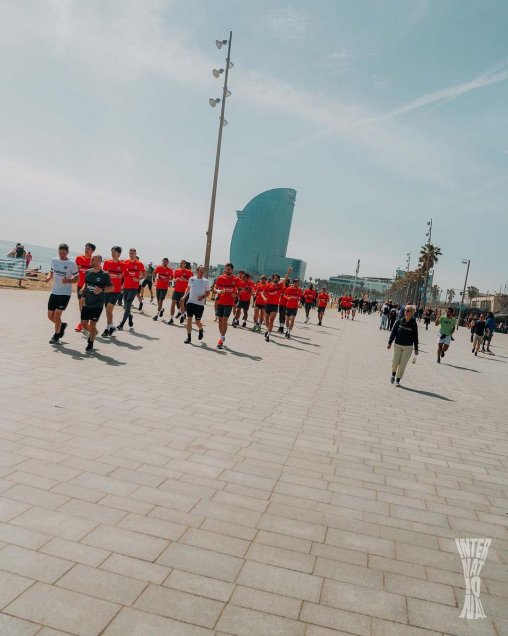 Eintracht Frankfurt entrenó y celebró en la playa su triunfazo sobre Barcelona en la Europa League