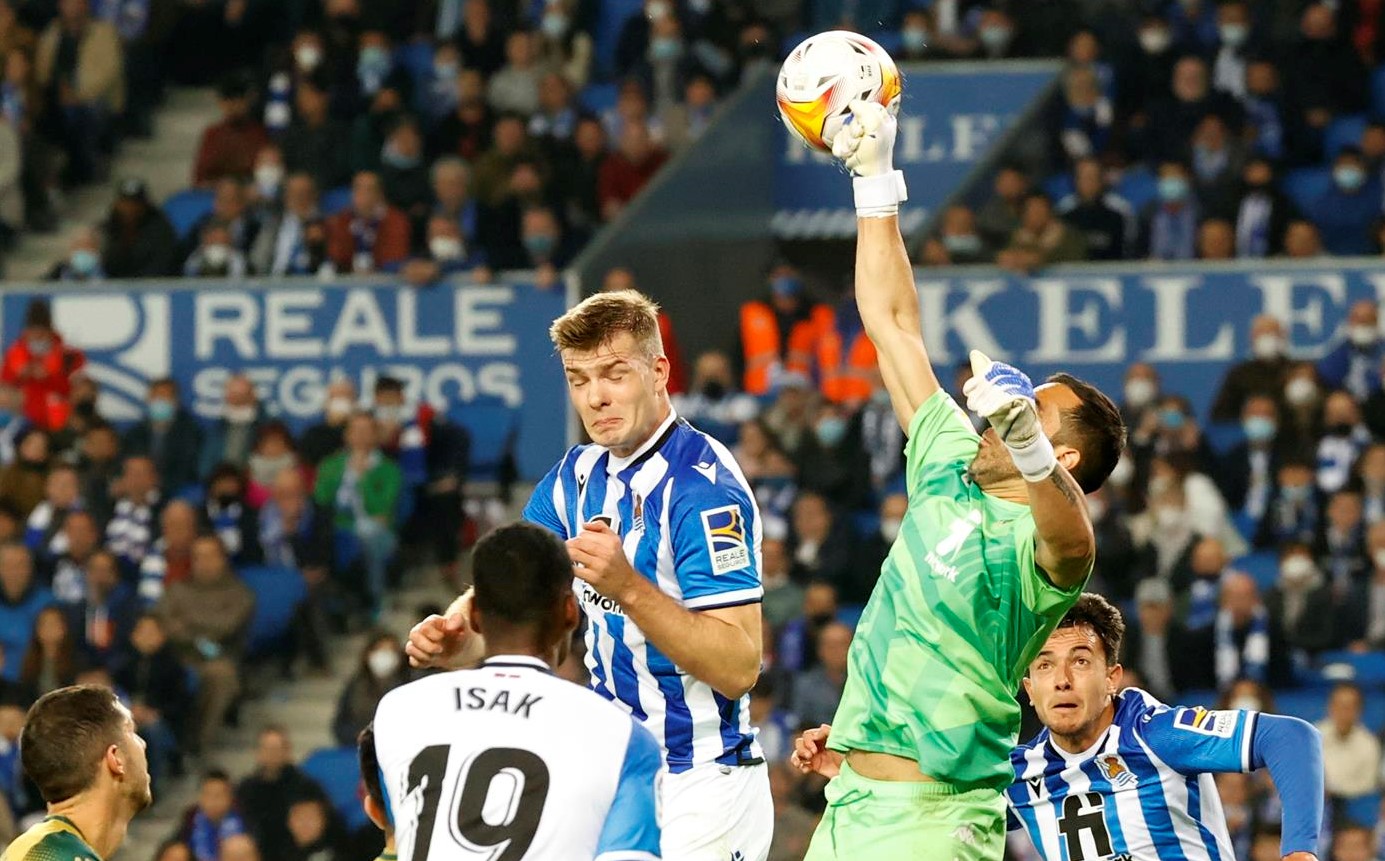 Claudio Bravo mantuvo su arco en cero en intenso empate de Betis y Real Sociedad