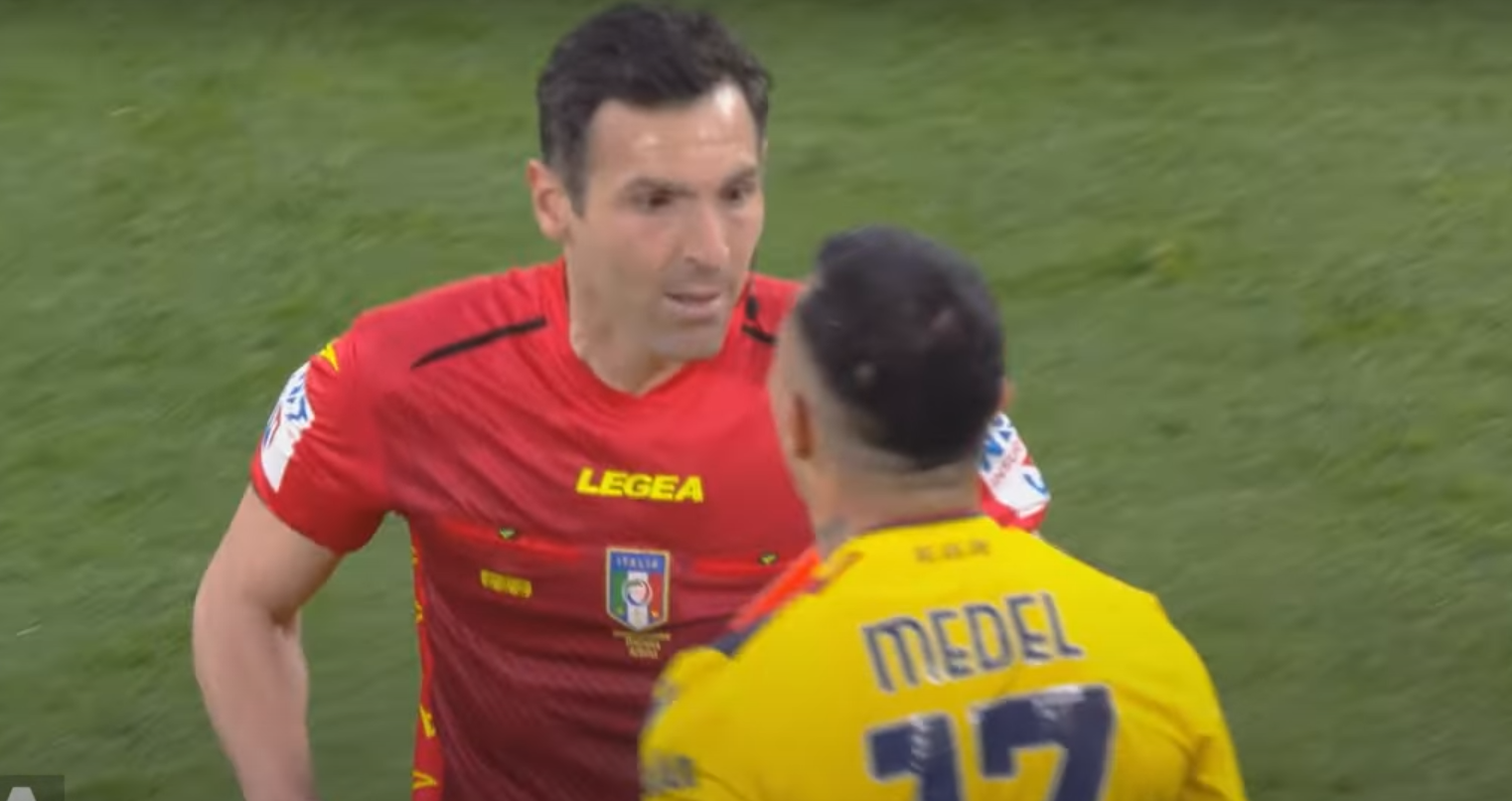 ¡Pitbull desatado! Gary Medel encaró y empujó al árbitro tras expulsión en Bologna ante Juventus