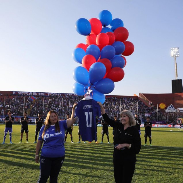 ¡Emotivo! Esposa e hija de Leonel Sánchez participaron en homenaje de la U a su ídolo