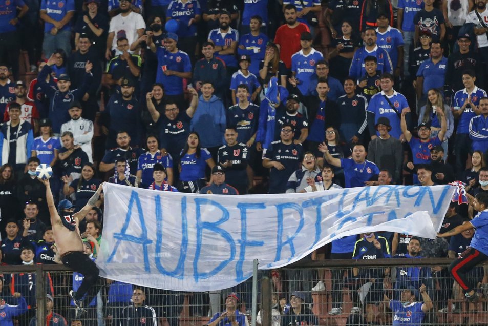 “Devuelve el club”: Barristas de la U desplegaron lienzos contra Aubert y Felicevich