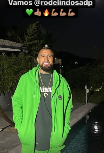 Arturo Vidal disfrutó con la goleada de Rodelindo Román en Segunda División