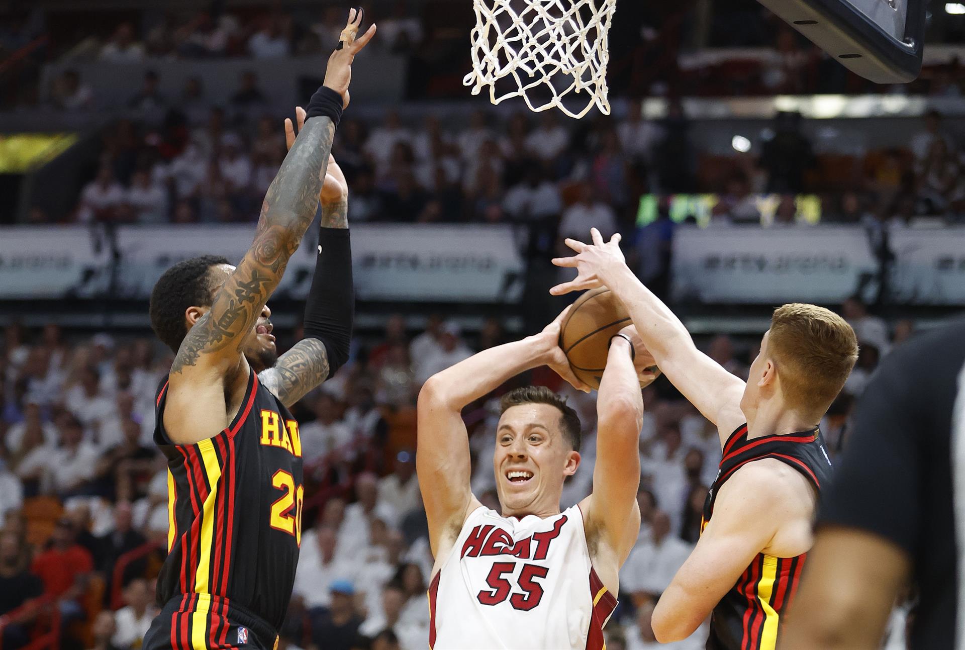 Miami Heat contó con un inspirado Duncan Robinson y tomó ventaja en la llave ante Atlanta Hawks