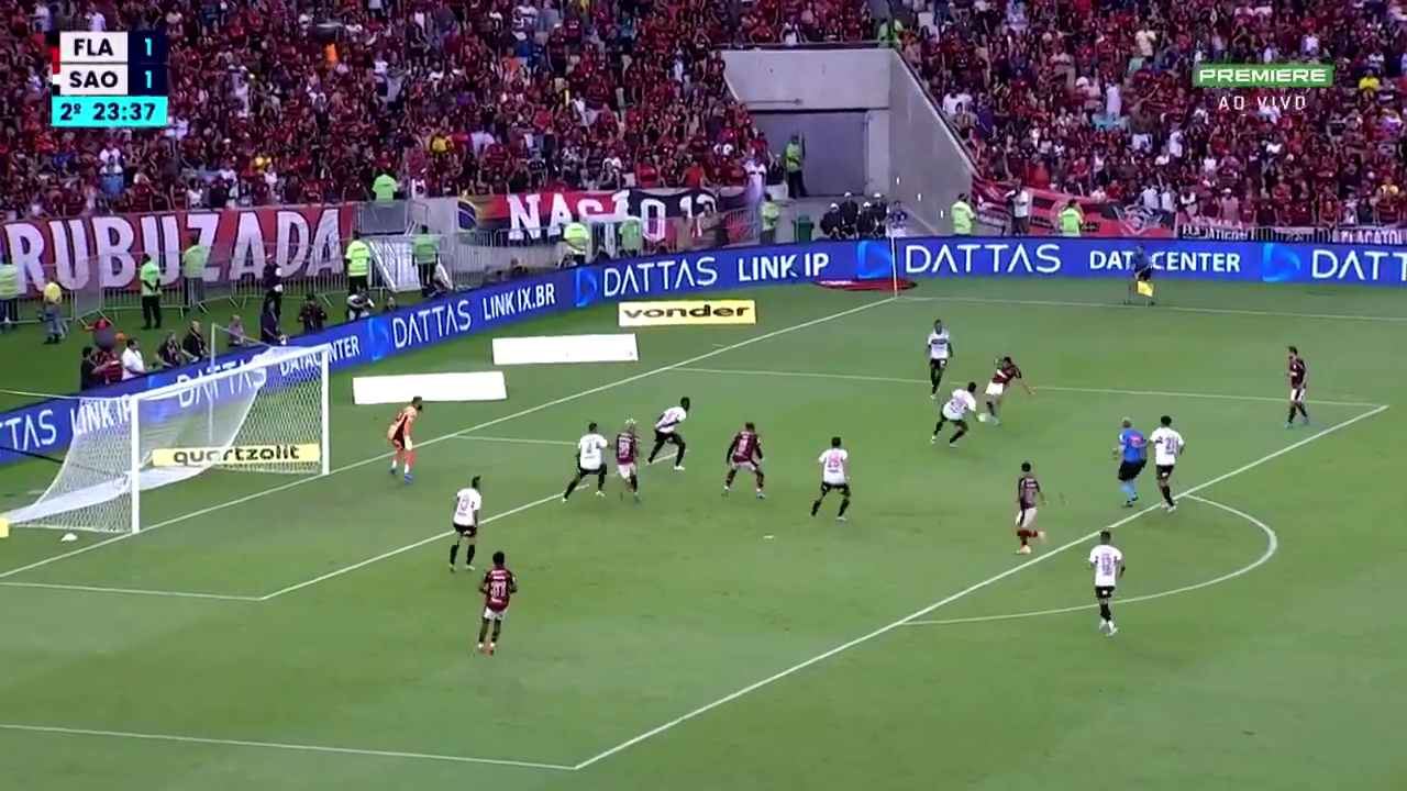 Mauricio Isla anotó un tremendo golazo de zurda para Flamengo ante Sao Paulo