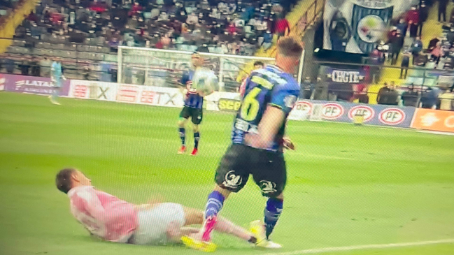 Diego Valencia se fue expulsado ante Huachipato y se perderá el clásico contra Colo Colo