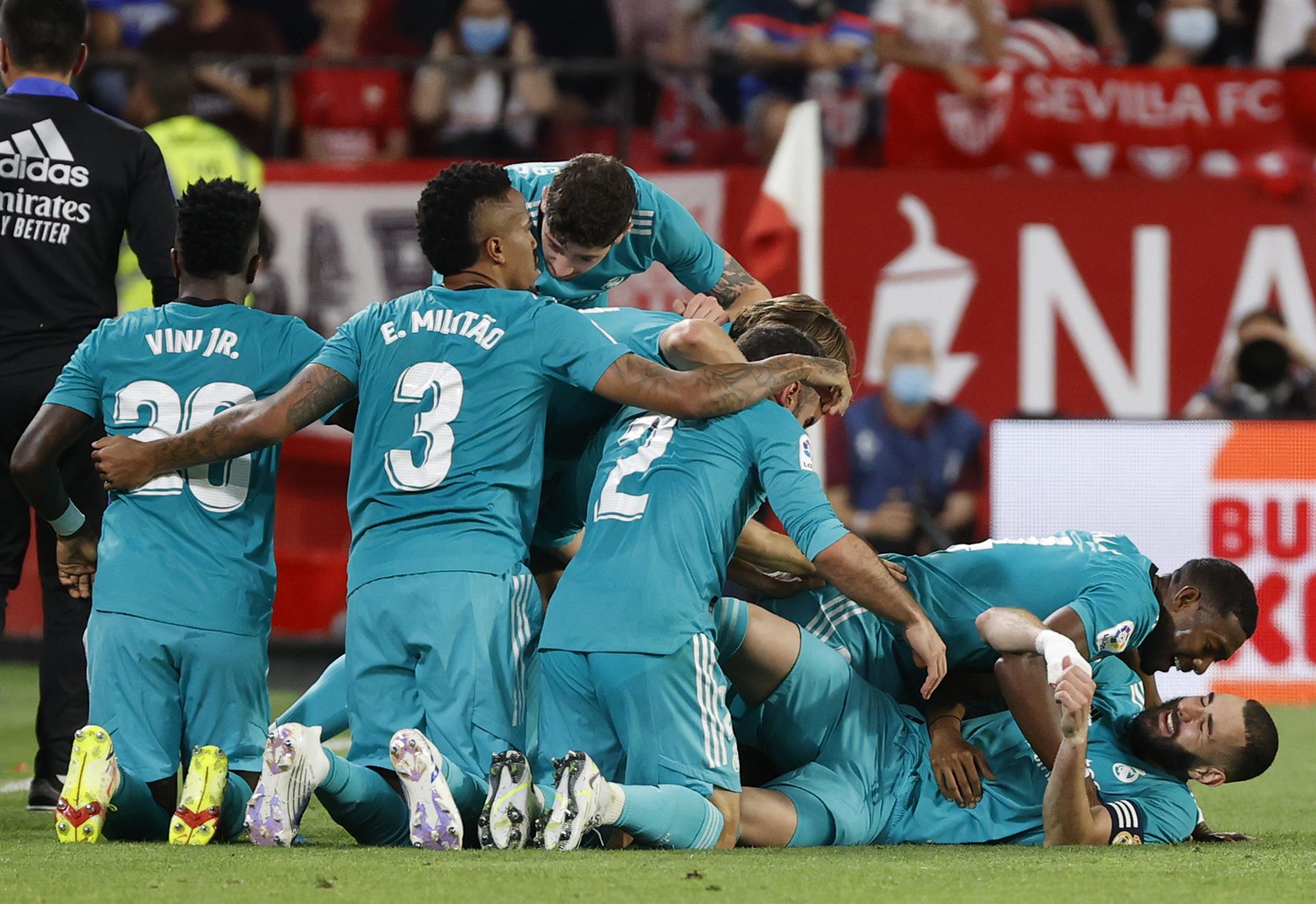 Real Madrid acaricia el título en España tras espectacular remontada ante Sevilla
