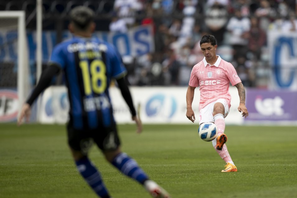 Huachipato aprovechó la ventaja numérica ante la UC y firmó su tercer triunfo consecutivo