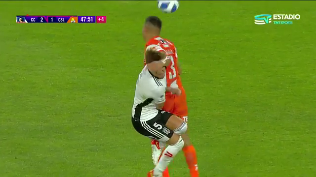 Iván Villalba vio la roja directa por golpear con el brazo a Leonardo Gil