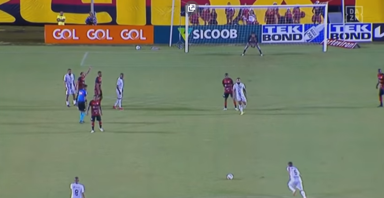 ¡Le pegó como Roberto Carlos! El sorprendente zurdazo de tiro libre en Brasil