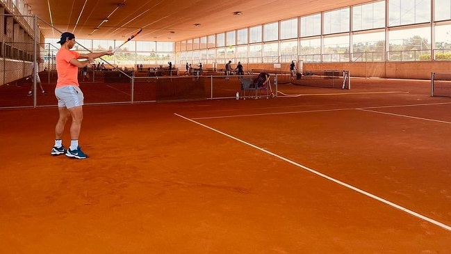 Rafael Nadal volvió a una cancha de tenis tras cuatro semanas