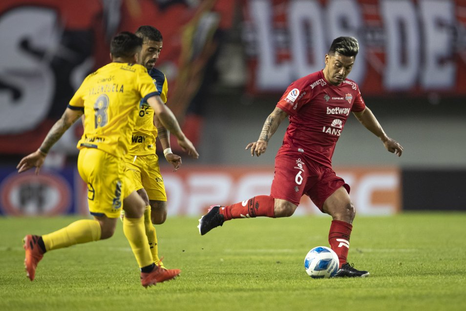 Ñublense volvió a abrazarse tras derrotar a Everton en Chillán