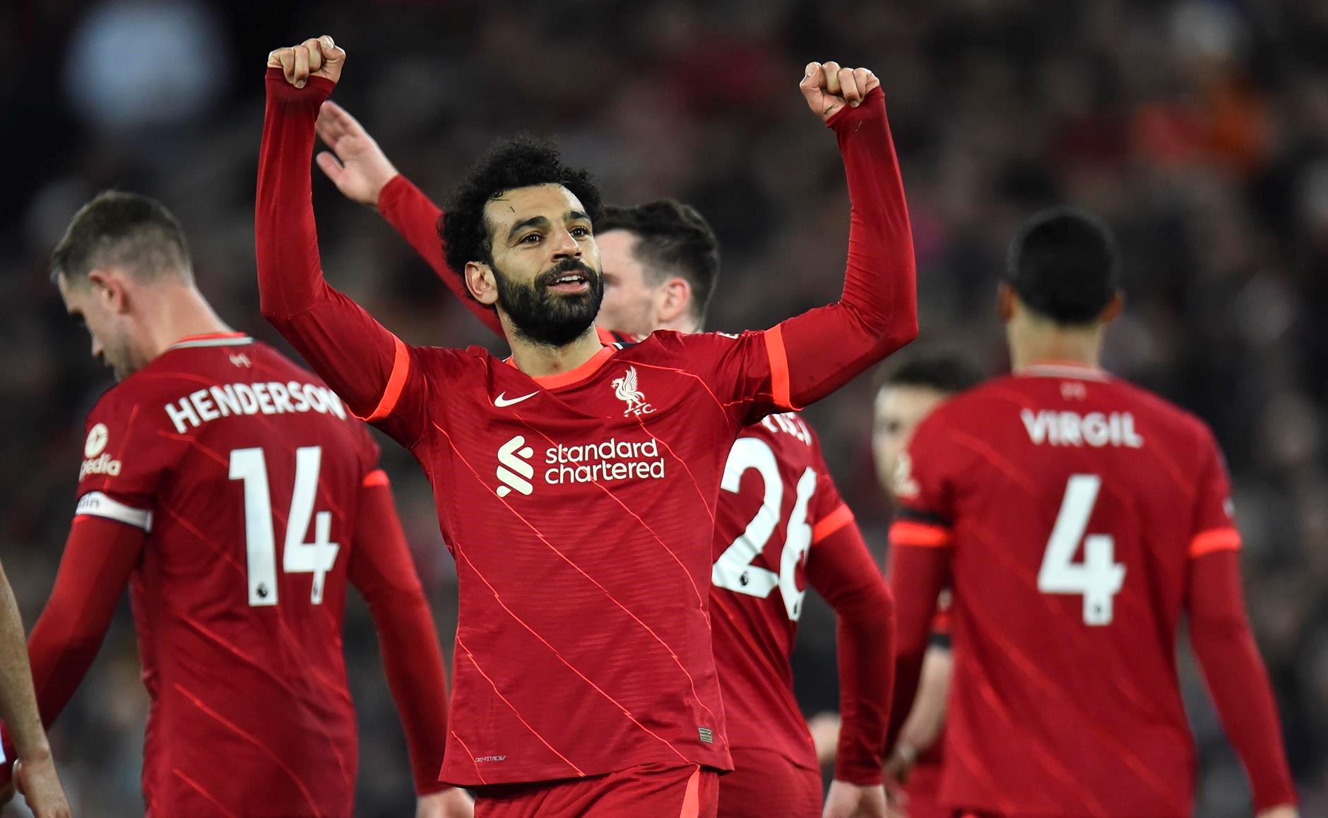 Liverpool aplastó a Manchester United y metió presión al City al asaltar el liderato de la Premier