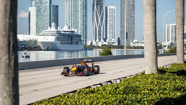 “Checo” Pérez sorprendió a bordo de su monoplaza en viaje desde Nueva York a Florida