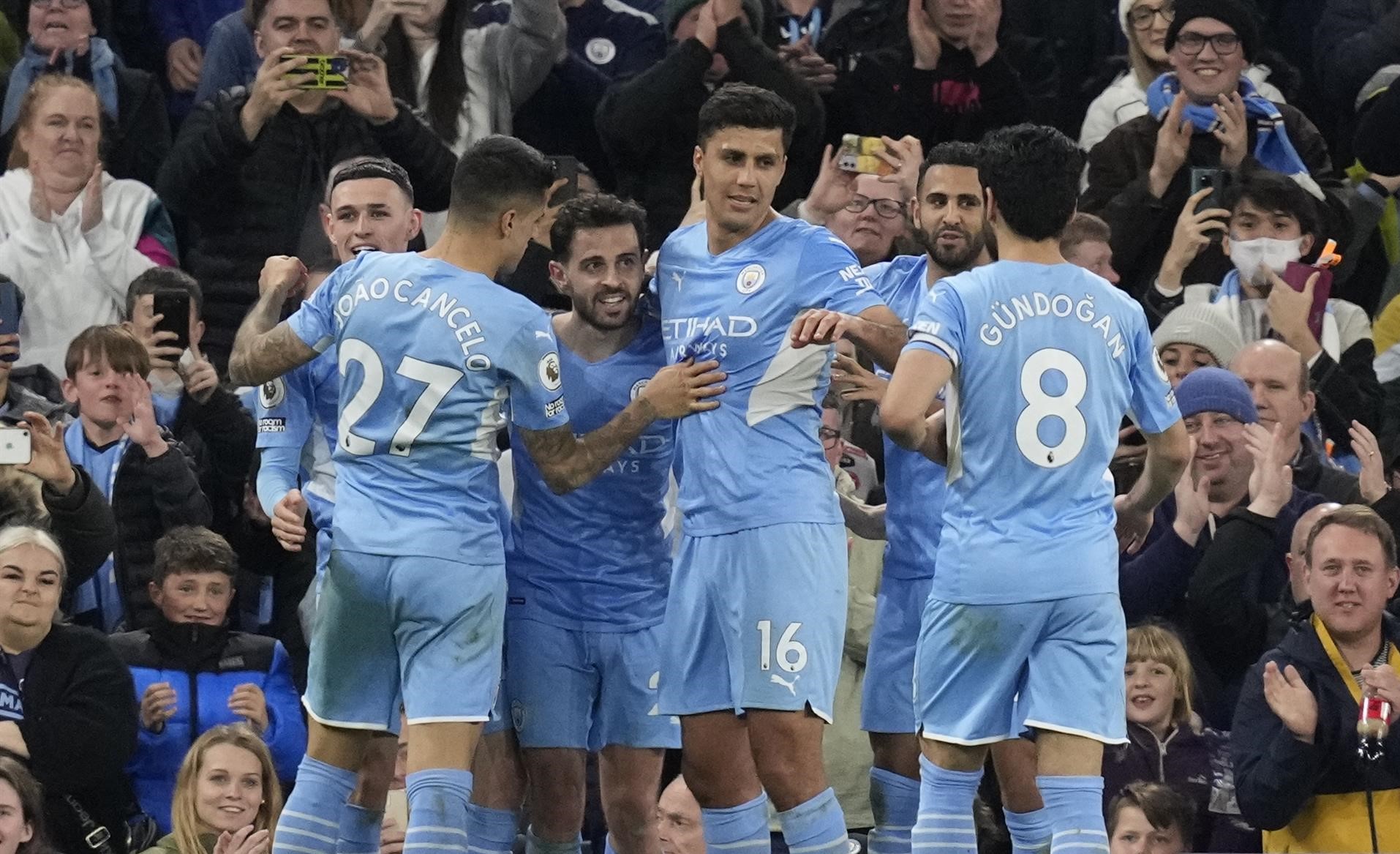 Manchester City recuperó la cima de la Premier tras batir a Brighton y sigue al rojo la pelea por el título