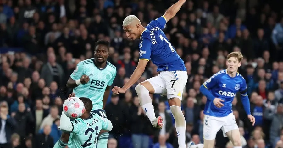 Everton salvó un empate ante Leicester gracias a gol agónico de Richarlison