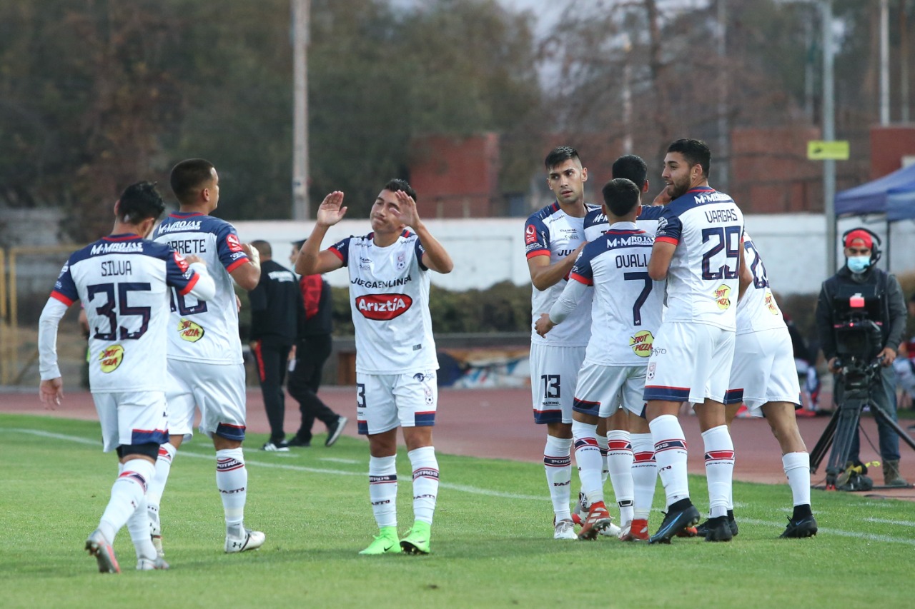 Melipilla venció a Santiago Wanderers con nueve futbolistas y se prendió en la Primera B