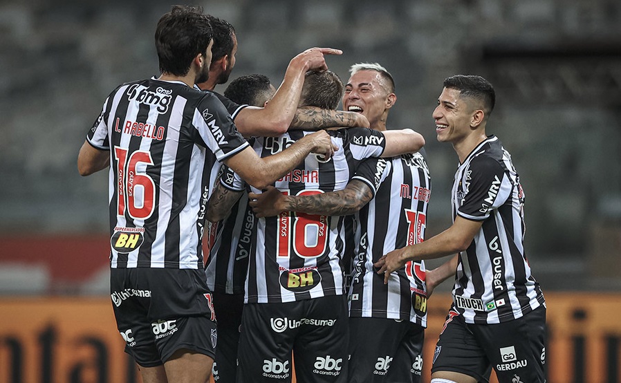 Atlético Mineiro goleó a Brasiliense en Copa Brasil con Eduardo Vargas de titular
