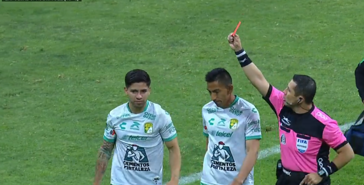 Víctor Dávila fue expulsado por insultos al árbitro en derrota de León ante América