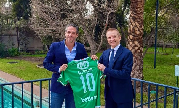 Embajador de Italia en Chile recibió de regalo la “10” de Audax de parte del nuevo dueño del club